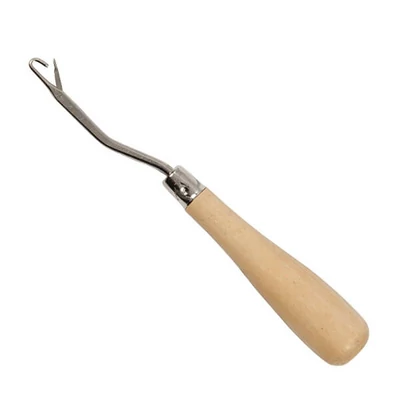 Subatű fémből, fa nyéllel, 15,5 cm