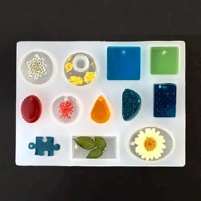 Szilikon öntő- és nyomóforma műgyantához, Fimo-hoz - lapos medálok, 12 féle