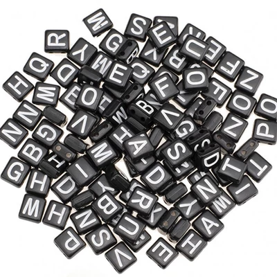 Műanyag betűgyöngy, 7x8 mm - fekete-fehér, kétlyukú