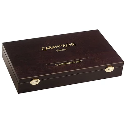 Caran d'Ache Luminance 6901 színesceruza készlet - 76 szín, 80 db + kiegészítők, fadobozos