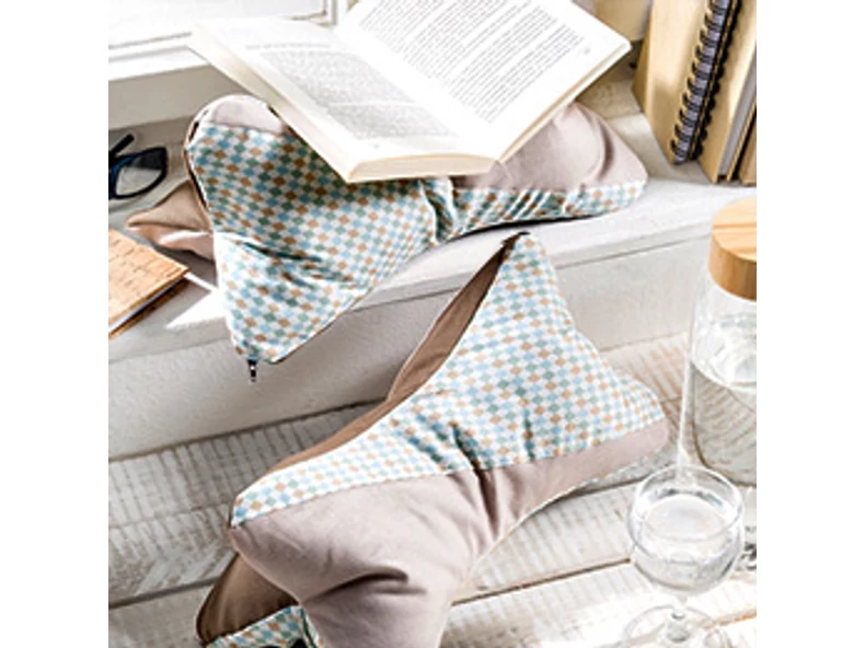 Könyvtartó olvasó párna, nyakpárna varrás patchwork anyagból