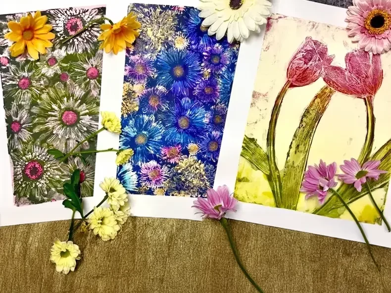 Gelli print (gél nyomtatás) technika virágokkal – látványos monoprint egyszerűen